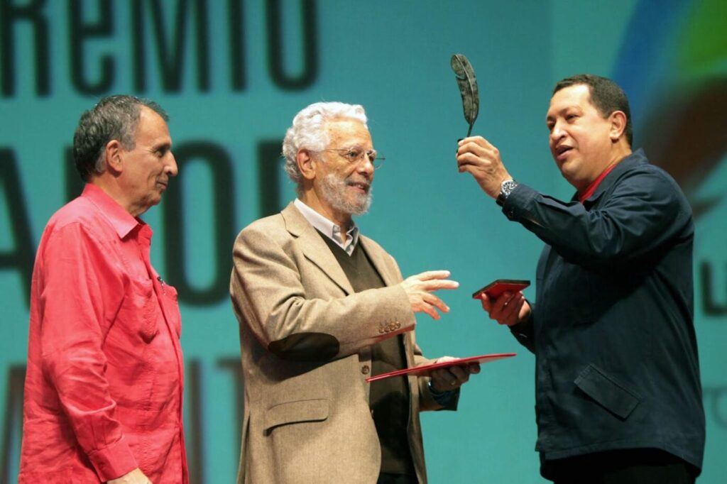 Enrique Dussel junto a Hugo Chávez en ocasión de la entrega del Premio Libertador.